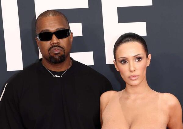 Cannes contro Bianca Censori (nuda) e Kanye West? Al festival del cinema arriva la &quot;legge ad personam&quot; dopo i Grammy. E intanto Ye con &quot;Heil Hitler&quot; fa il botto di streaming. E scatta la censura...