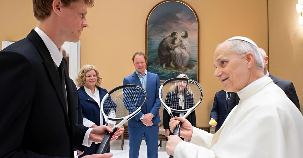 CHE RALLY: Jannik Sinner in udienza da Papa Leone XIV gli regala una racchetta da tennis, ma che modello &egrave;? Una Head Speed MP: ecco quanto costa ed &egrave; identica a quella del numero uno al mondo? 