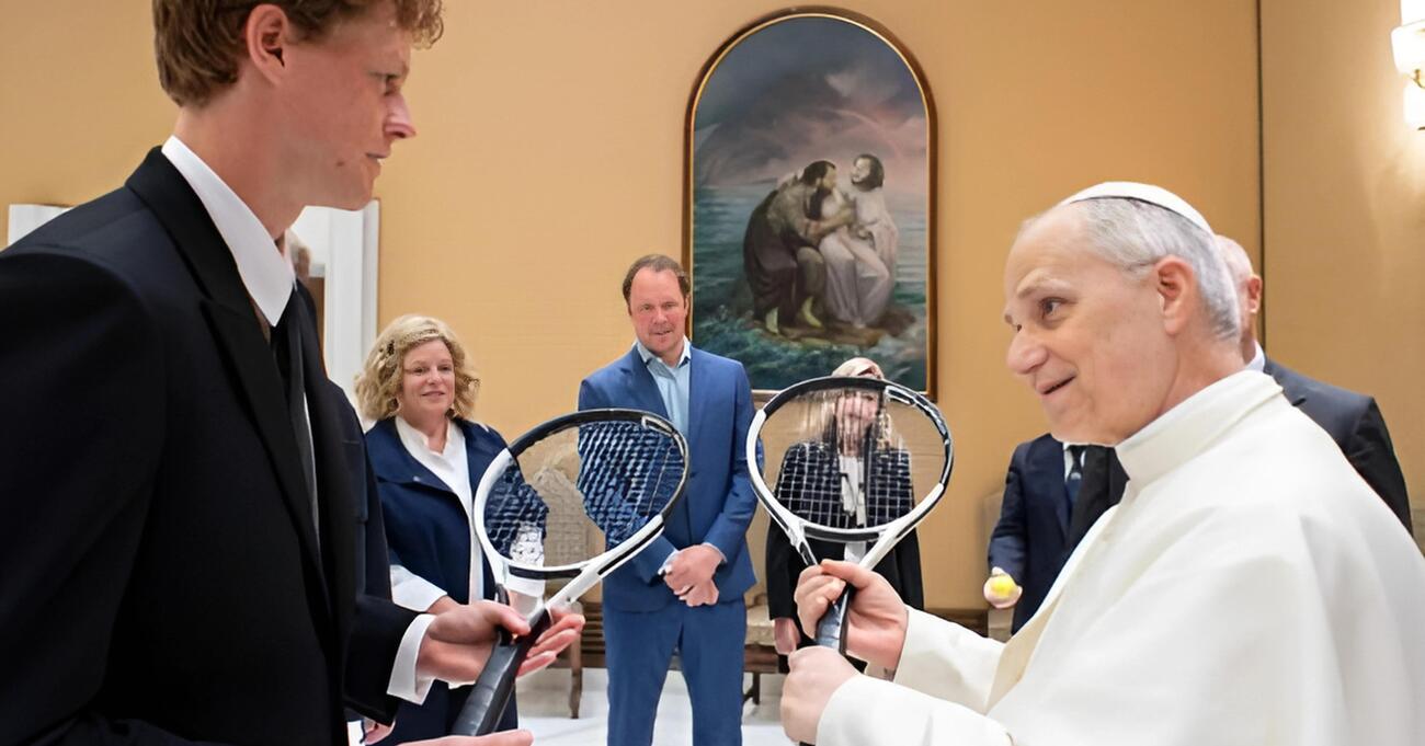 CHE RALLY: Jannik Sinner in udienza da Papa Leone XIV gli regala una racchetta da tennis, ma che modello &egrave;? Una Head Speed MP: ecco quanto costa ed &egrave; identica a quella del numero uno al mondo? 