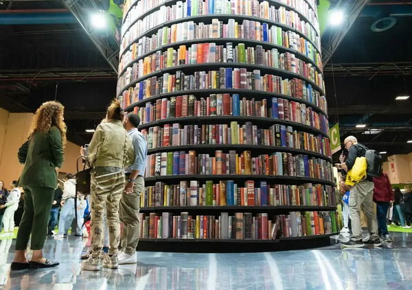 Il Salone del libro di Torino ancora deve iniziare ed &egrave; gi&agrave; polemica? S&igrave;, contro Libraccio e la &ldquo;concorrenza sleale&rdquo;: ma perch&eacute; gli editori indipendenti si rivoltano? Ve lo spieghiamo qui 
