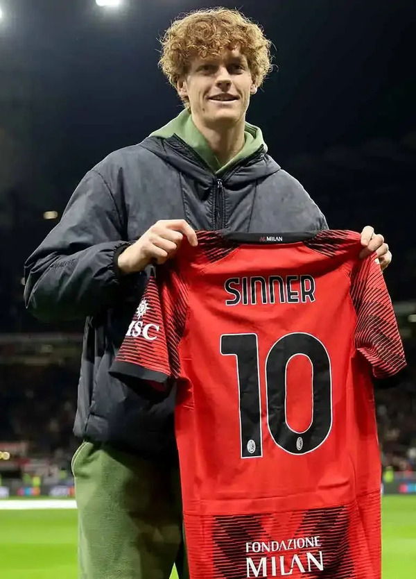 Gli unici che possono fermare Sinner (che tifa Milan) sono l&#039;Inter e gli interisti che ha in squadra? Per Bertolucci...