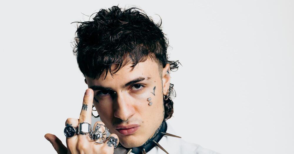 Abbiamo ascoltato OKAY OKAY 2, il nuovo EP di Rosa Chemical, ma com&rsquo;&egrave;? Un mix folle di piedi, pompi*i coi denti e politicamente scorretto. Pensate che dovrebbe smettere di fare musica? Vi spieghiamo perch&eacute; non avete capito niente&hellip;