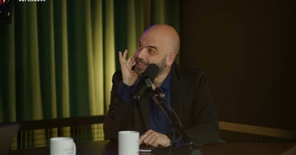 Roberto Saviano non ride mai? La svolta da Cattelan a Supernova: &ldquo;Guardo cose strane sul web e ascolto Gigione&rdquo;. Il cinema? &ldquo;Tutti odiano tutti. Volevano farmi pagare l&#039;Orso d&#039;argento&rdquo;. Ma davvero il Paese pi&ugrave; mafioso &egrave; la Svezia?