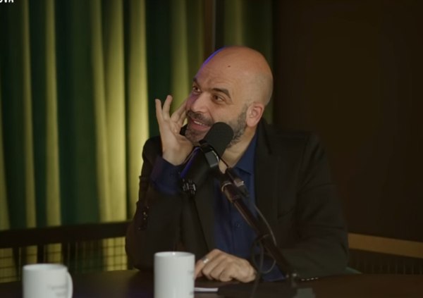 Roberto Saviano non ride mai? La svolta da Cattelan a Supernova: &ldquo;Guardo cose strane sul web e ascolto Gigione&rdquo;. Il cinema? &ldquo;Tutti odiano tutti. Volevano farmi pagare l&#039;Orso d&#039;argento&rdquo;. Ma davvero il Paese pi&ugrave; mafioso &egrave; la Svezia?