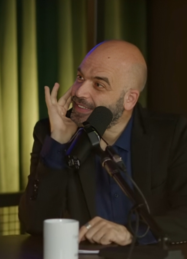 Roberto Saviano non ride mai? &ldquo;Guardo cose strane sul web&rdquo;. Il cinema? &ldquo;Tutti odiano tutti&rdquo;. Il Paese pi&ugrave; mafioso &egrave; la Svezia?