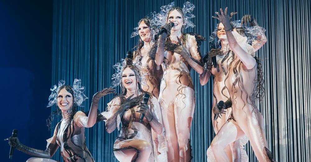 Sappiamo tutto su Eurovision 2025? No! Ci aiuta il critico musicale Andrea Spinelli: &ldquo;Un altro concorso oltre a Sanremo? Suicida&rdquo;. L&rsquo;Italia? &ldquo;Da Il Volo ai M&aring;neskin, piaciamo in Europa&rdquo;. E su Lucio Corsi e il format &ldquo;trash divertente&hellip;&rdquo;