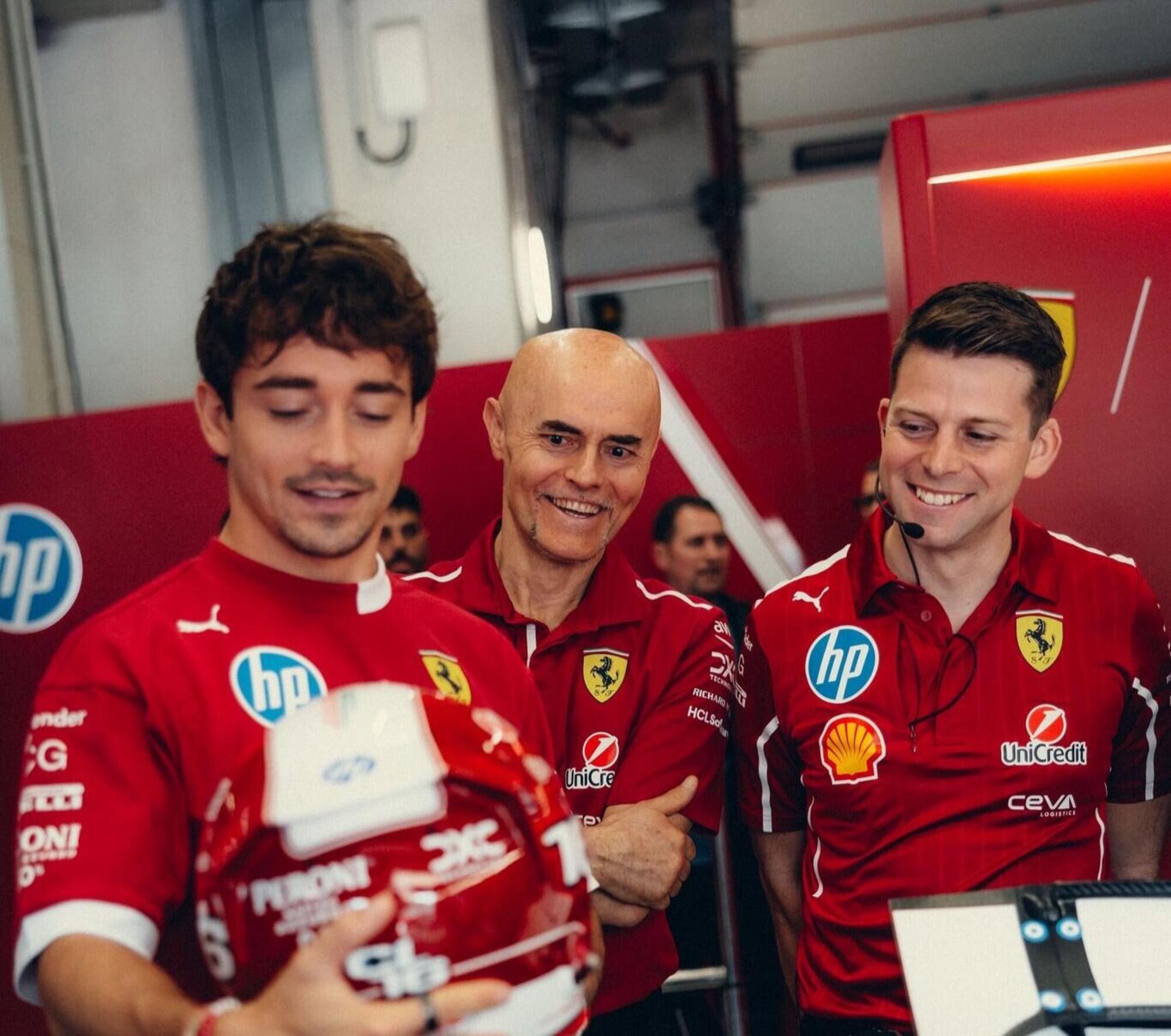 Charles Leclerc con i suoi meccanici