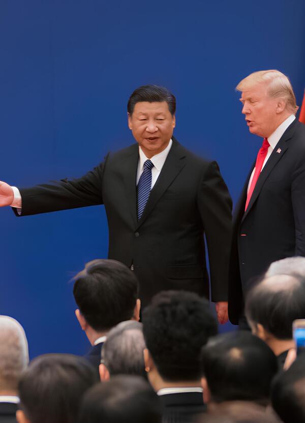 Abbiamo letto i libri che anticipano chi vincer&agrave; tra Usa e Cina. I dazi di Trump? Non servono a un caz*o. Dalle auto all&#039;Intelligenza artificiale, perch&eacute; (senza una guerra) il modello cinese avr&agrave; la meglio