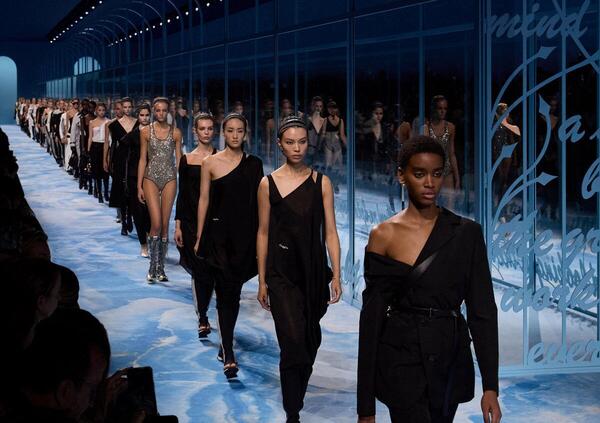 Dior, Valentino e tutti gli altri stro*zi: guida aggiornata al caporalato nell&rsquo;alta moda, quello del Made in Italy a basso budget cucito nei seminterrati