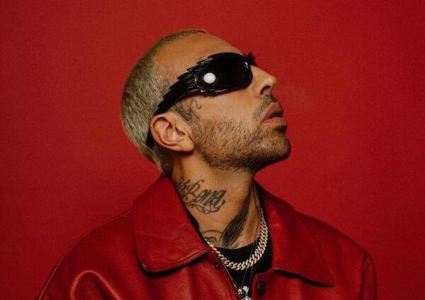 Abbiamo ascoltato Il mio lato peggiore, il nuovo album di Luchè, ma com’è? Crudo e volgare, ma anche romantico e profondo. E sul concerto al Maradona di Napoli e i feat con Guè, Marracash, Tony Effe, Giorgia, Rose Villain e…
