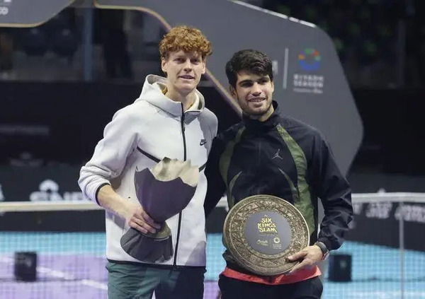 Dietro Sinner vs Alcaraz c&#039;&egrave; Panatta che esplode contro Musetti kamikaze, con Lorenzo che elogia e difende Carlos (e lo preferisce a Jannik?). Che casino ci lasciano gli Internazionali di Roma di tennis?