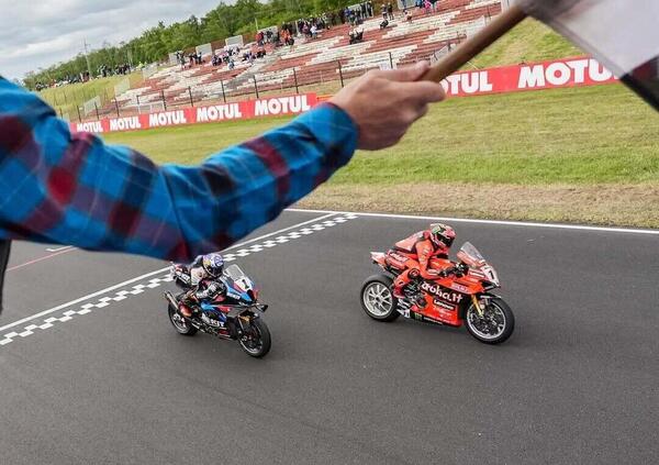 Bulega pi&ugrave; forte del dolore in Gara 2 a Most: piega Toprak in volata e dimostra che l&rsquo;unica &egrave; farli correre da sbronzi