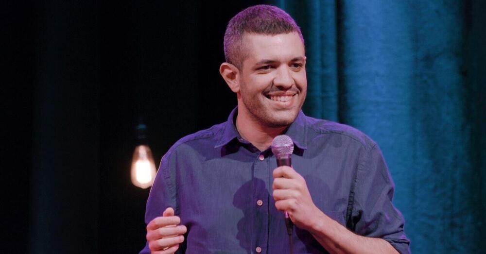 Siamo andati a vedere lo spettacolo di Francesco De Carlo (Mortacci Tour) a teatro, com&rsquo;&egrave; stato? Trasgressivo, ma non nel senso che credete 