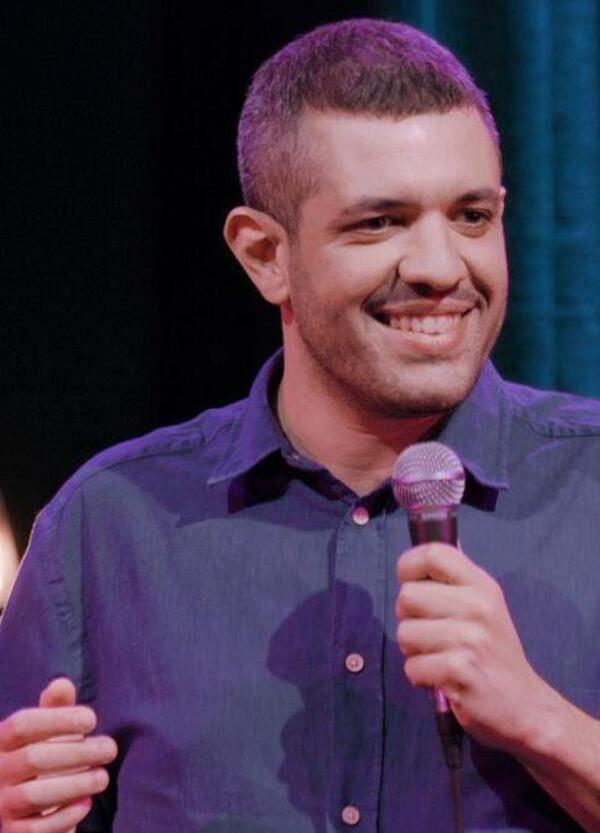 Siamo andati a vedere lo spettacolo di Francesco De Carlo (Mortacci Tour) a teatro, com’è stato? Trasgressivo, ma non nel senso che credete