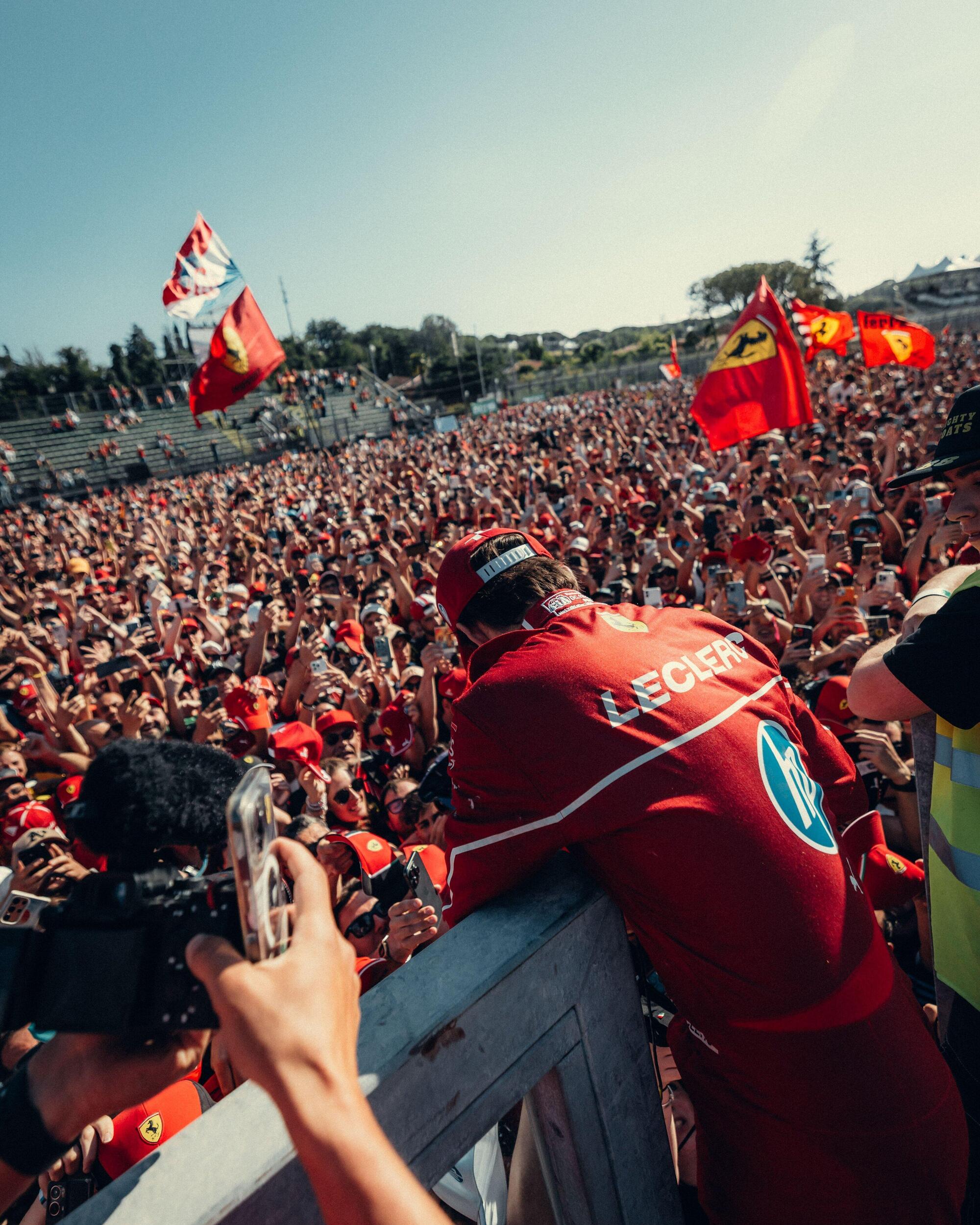 Charles Leclerc con la marea rossa di Imola