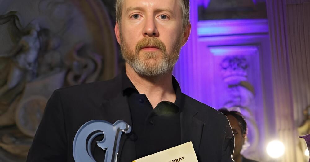 Abbiamo letto &ldquo;Il giorno dell&rsquo;ape&rdquo; di Paul Murray, che ha vinto il Premio Strega Europeo: ma davvero &egrave; &ldquo;il pi&ugrave; bel libro dell&rsquo;anno&rdquo; (cit. Bret Easton Ellis)? Spoiler, no. Ecco due romanzi usciti quasi in contemporanea che dovreste leggere 