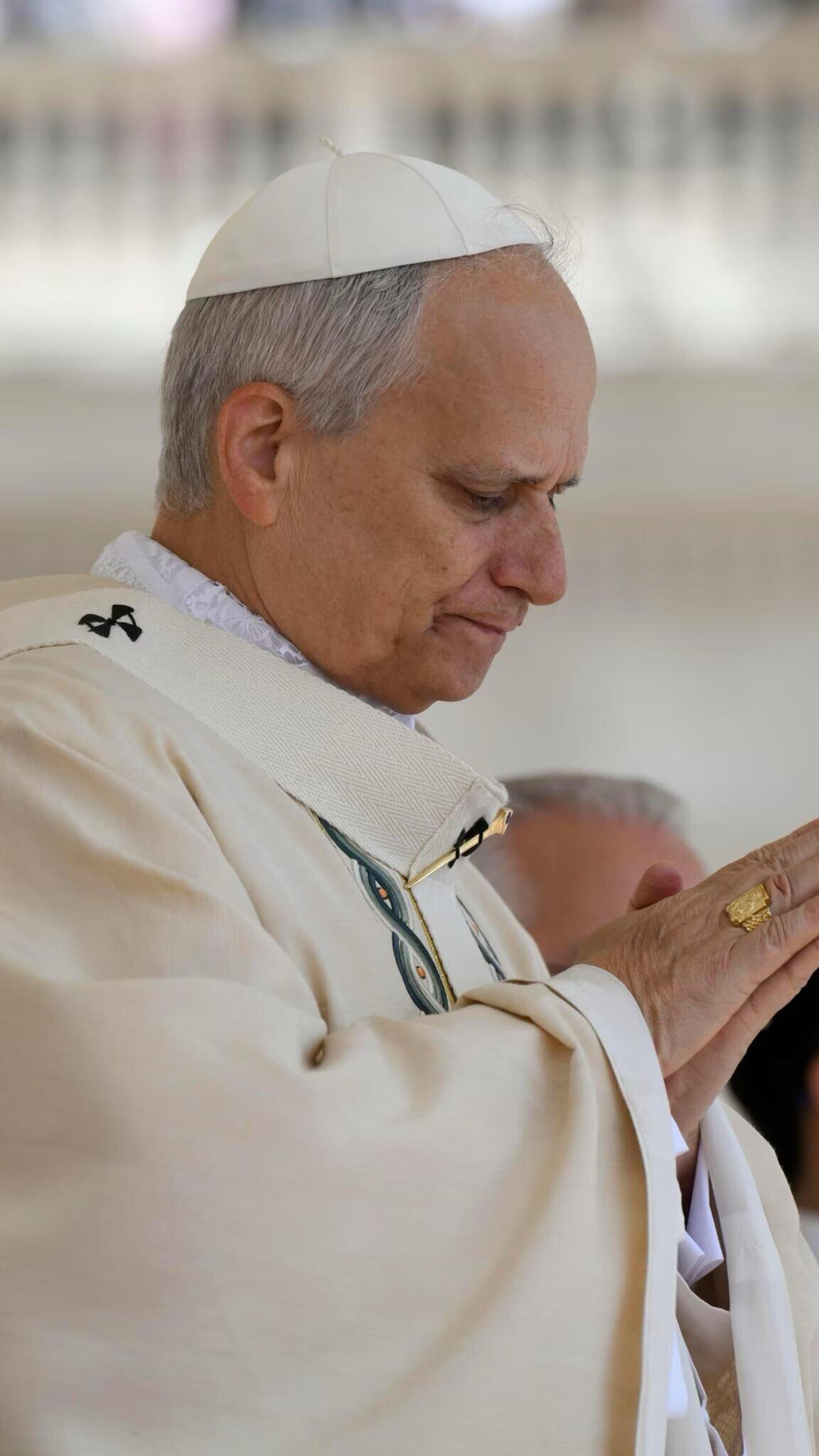 Papa Leone XIV si è commosso quando ha ricevuto il suo anello pastorale