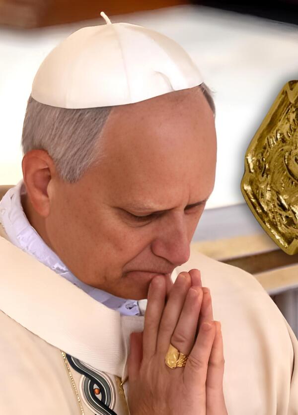 Ma avete visto l&rsquo;anello pastorale di Papa Leone XIV (che si commuove)? E sapete quanto costa?