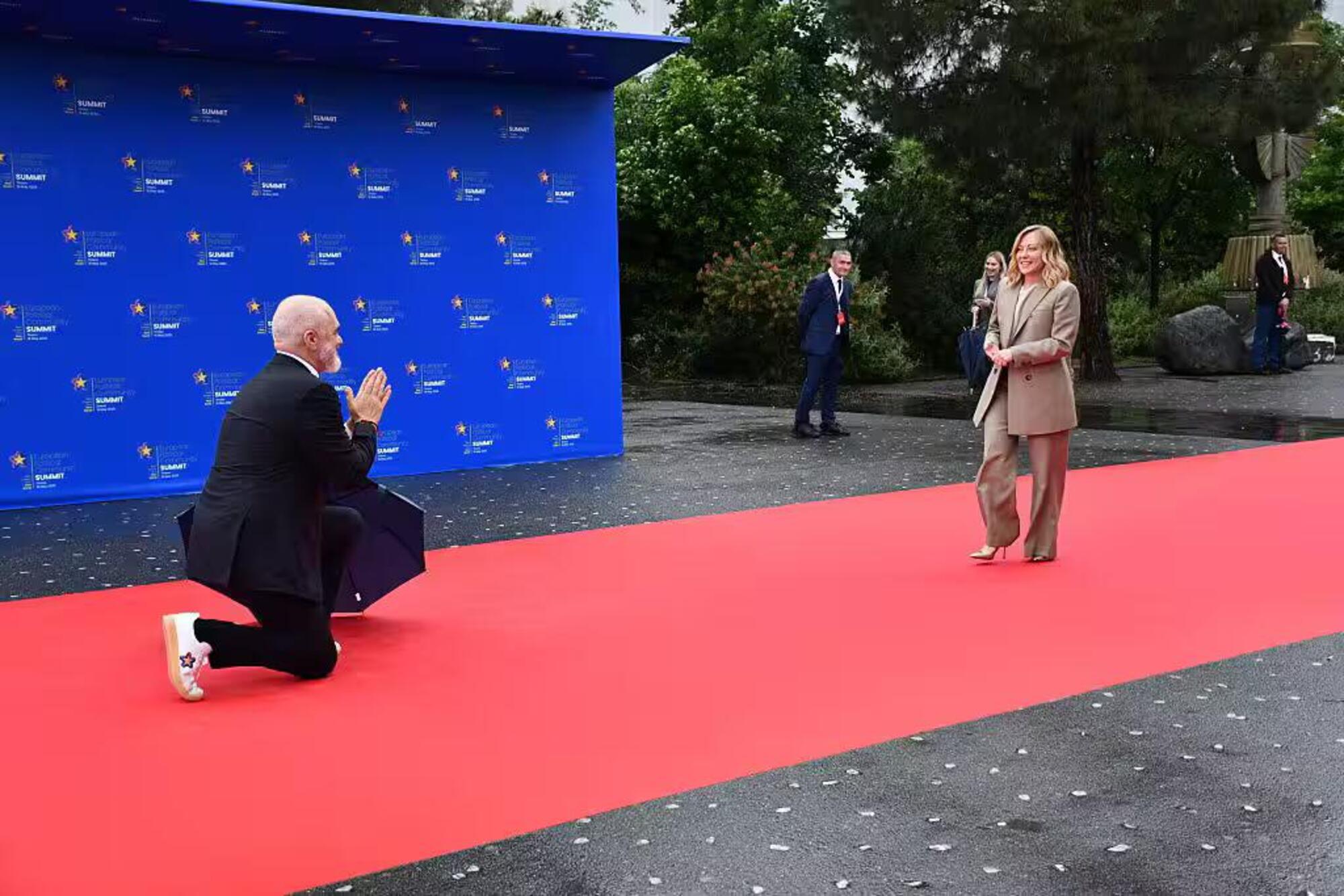 Edi Rama si inchina di fronte a Giorgia Meloni