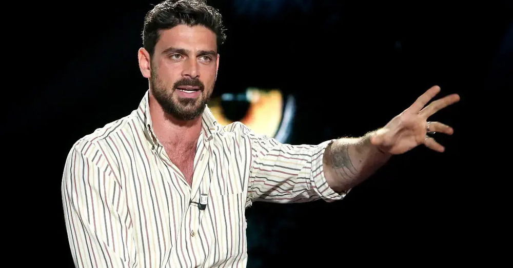 Michele Morrone, dopo Belve, &egrave; il nuovo Luca Marinelli ma di destra? L&#039;aspetto c&#039;&egrave;, la denuncia politica sul cinema anche, e con quella gaffe su Rimbaud &egrave; perfetto...