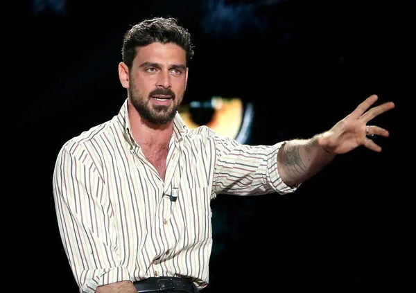 Michele Morrone, dopo Belve, &egrave; il nuovo Luca Marinelli ma di destra? L&#039;aspetto c&#039;&egrave;, la denuncia politica sul cinema anche, e con quella gaffe su Rimbaud &egrave; perfetto...