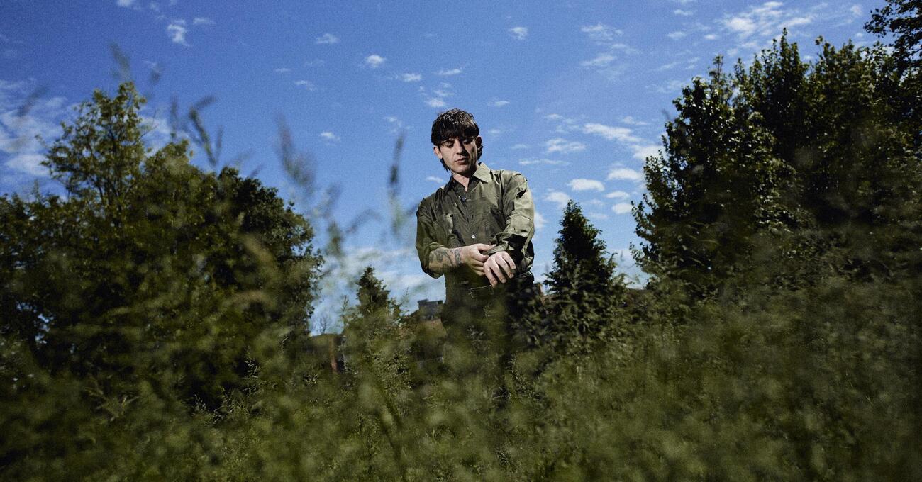 Abbiamo ascoltato Decrescendo, il nuovo album di Rkomi, ma com&rsquo;&egrave;? Un autoritratto emotivo, intimo e introspettivo, tra passato e amici di una vita. E sui feat con Bresh e Nayt&hellip;