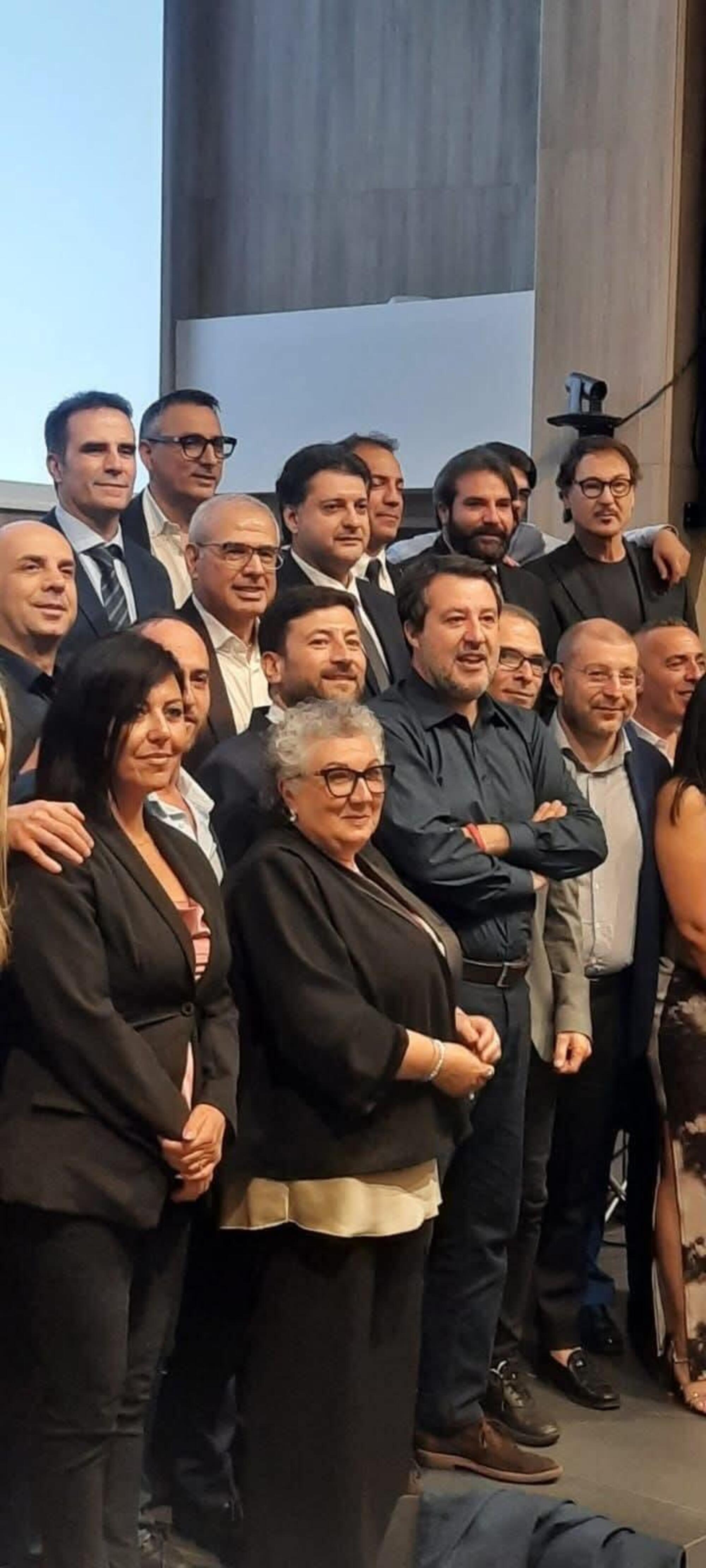 Al centro, il candiato sindaco Francesco Tacente alla destra di Matteo Salvini, durante la cena elettorale di "Prima Taranto"