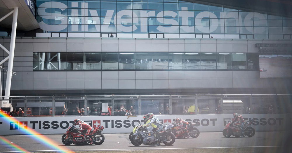 Sono tutti l&igrave;: nel vorticoso venerd&igrave; della MotoGP a Silverstone il Team Gresini ha l&#039;ultima parola, ma sul passo gara Marc Marquez e le Yamaha...