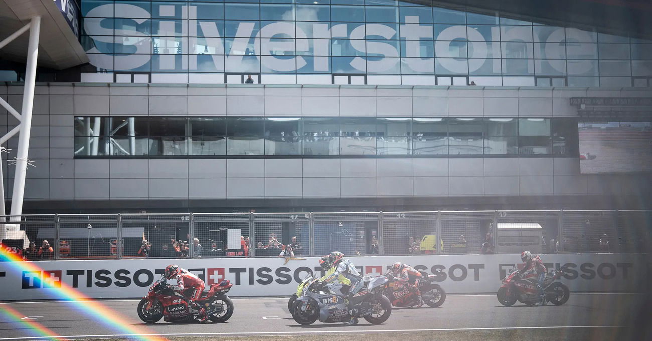 Sono tutti l&igrave;: nel vorticoso venerd&igrave; della MotoGP a Silverstone il Team Gresini ha l&#039;ultima parola, ma sul passo gara Marc Marquez e le Yamaha...