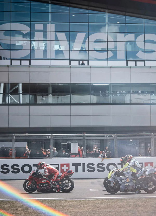 Sono tutti l&igrave;: nel vorticoso venerd&igrave; della MotoGP a Silverstone il Team Gresini ha l&#039;ultima parola, ma sul passo gara Marc Marquez e le Yamaha...