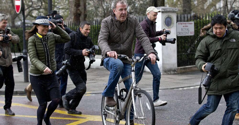 Clarkson vi buca le gomme: &ldquo;Ma davvero &egrave; meglio di un&#039;auto una bici a energia solare che pesa tre tonnellate?&rdquo;. Ecco cosa &egrave; successo alla giornalista Bbc che si &ldquo;vantava&rdquo; di usarla
