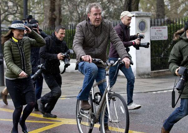 Clarkson vi buca le gomme: &ldquo;Ma davvero &egrave; meglio di un&#039;auto una bici a energia solare che pesa tre tonnellate?&rdquo;. Ecco cosa &egrave; successo alla giornalista Bbc che si &ldquo;vantava&rdquo; di usarla