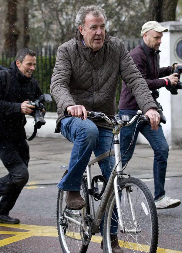 Clarkson: &ldquo;Ma davvero &egrave; meglio di un&#039;auto una bici a energia solare che pesa tre tonnellate?&rdquo;