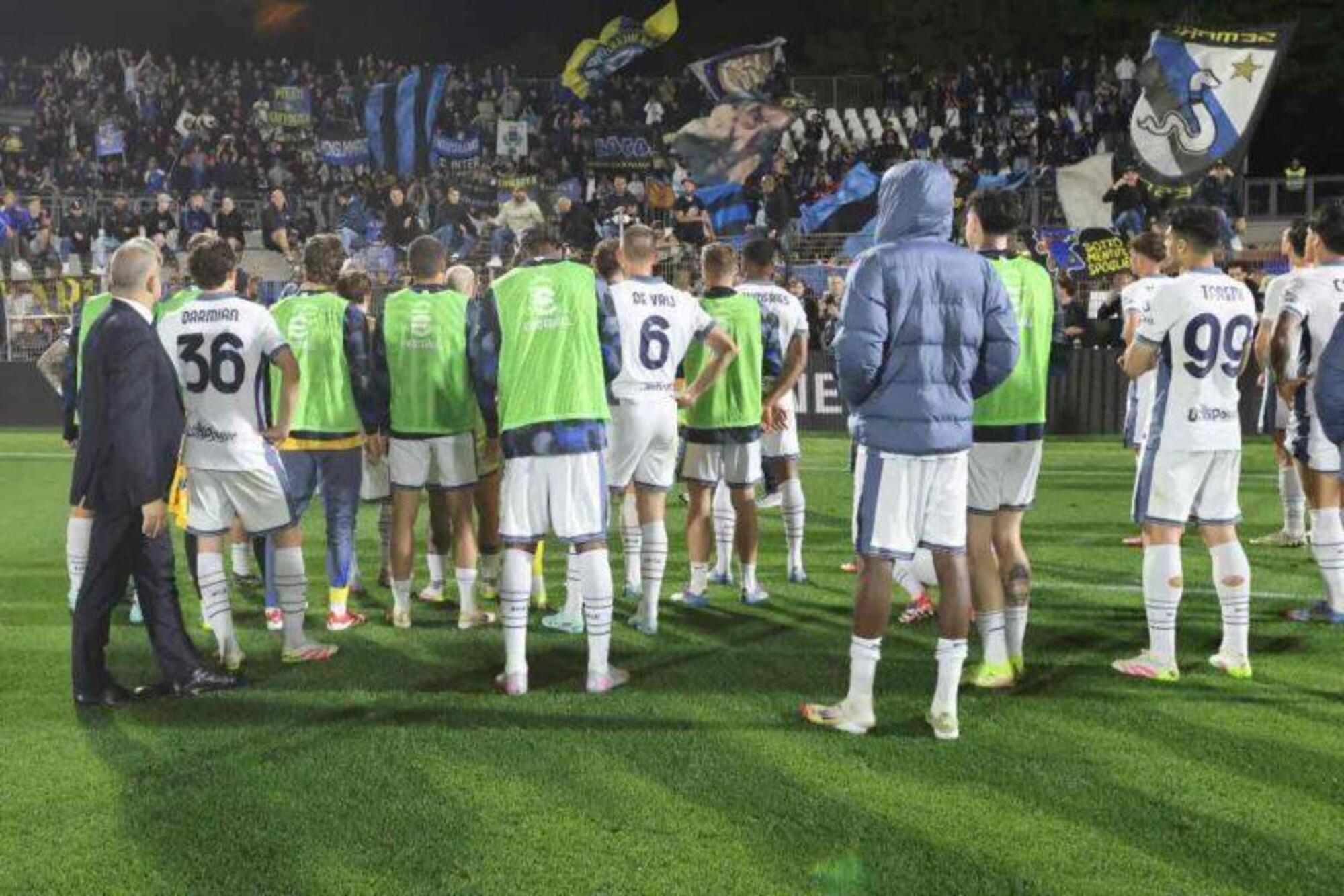 L'Inter sotto la curva dopo la partita con il Como