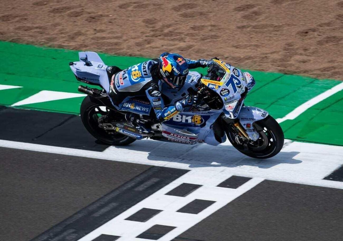 Nel sabato di Silverstone Alex Marquez e la GP24 bullizzano Marc e la GP25. Bagnaia sesto &quot;sotto il fuoco amico&rdquo;