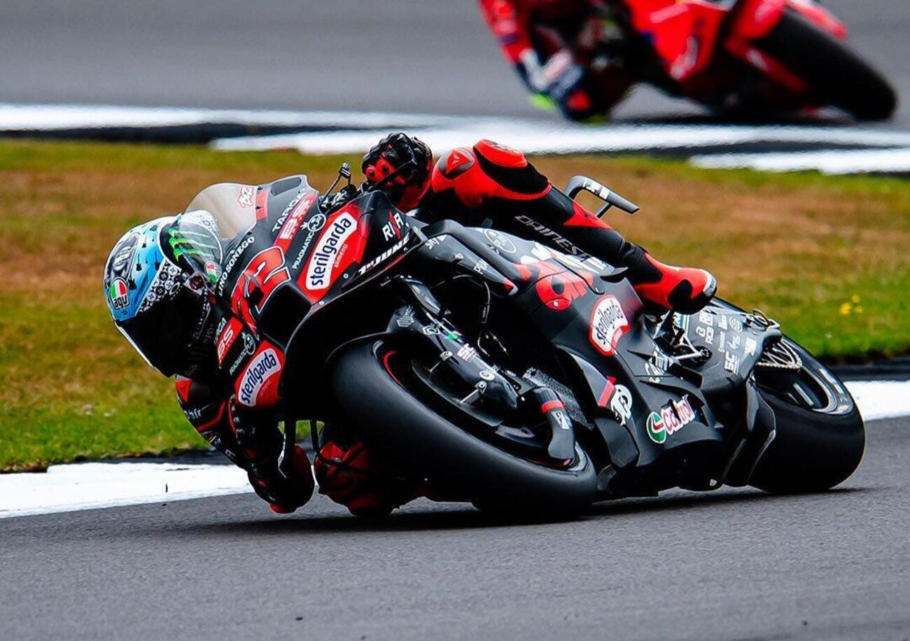 Boia che Marco Bezzecchi a Silverstone! La feroce rimonta suona anche di messaggio a Jorge Martin (che presto dar&agrave; la sua versione della storia)