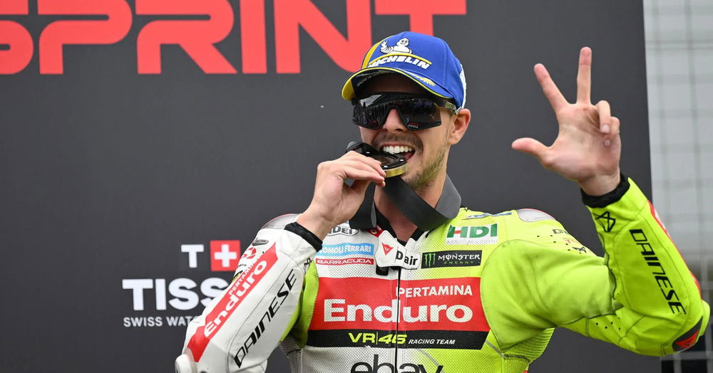 Guardate come si diverte Diggia a Silverstone: &quot;Non ho lo stesso problema di Pecco, ma ho perso il mio buono per avvicinarmi ai Marquez&quot;
