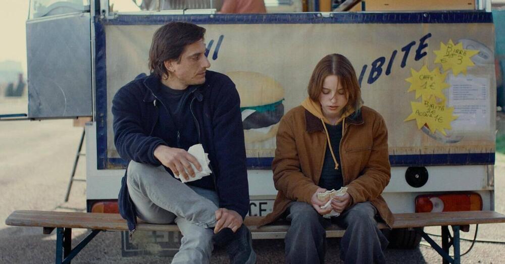 Abbiamo visto al cinema &ldquo;Paternal Leave&rdquo; di Alissa Jung con Luca Marinelli (suo marito): ma com&rsquo;&egrave;? Un film raffinato che non decostruisce il maschio ma la vita stessa. E Juli Grabenhenrich (Leo) &egrave; semplicemente perfetta