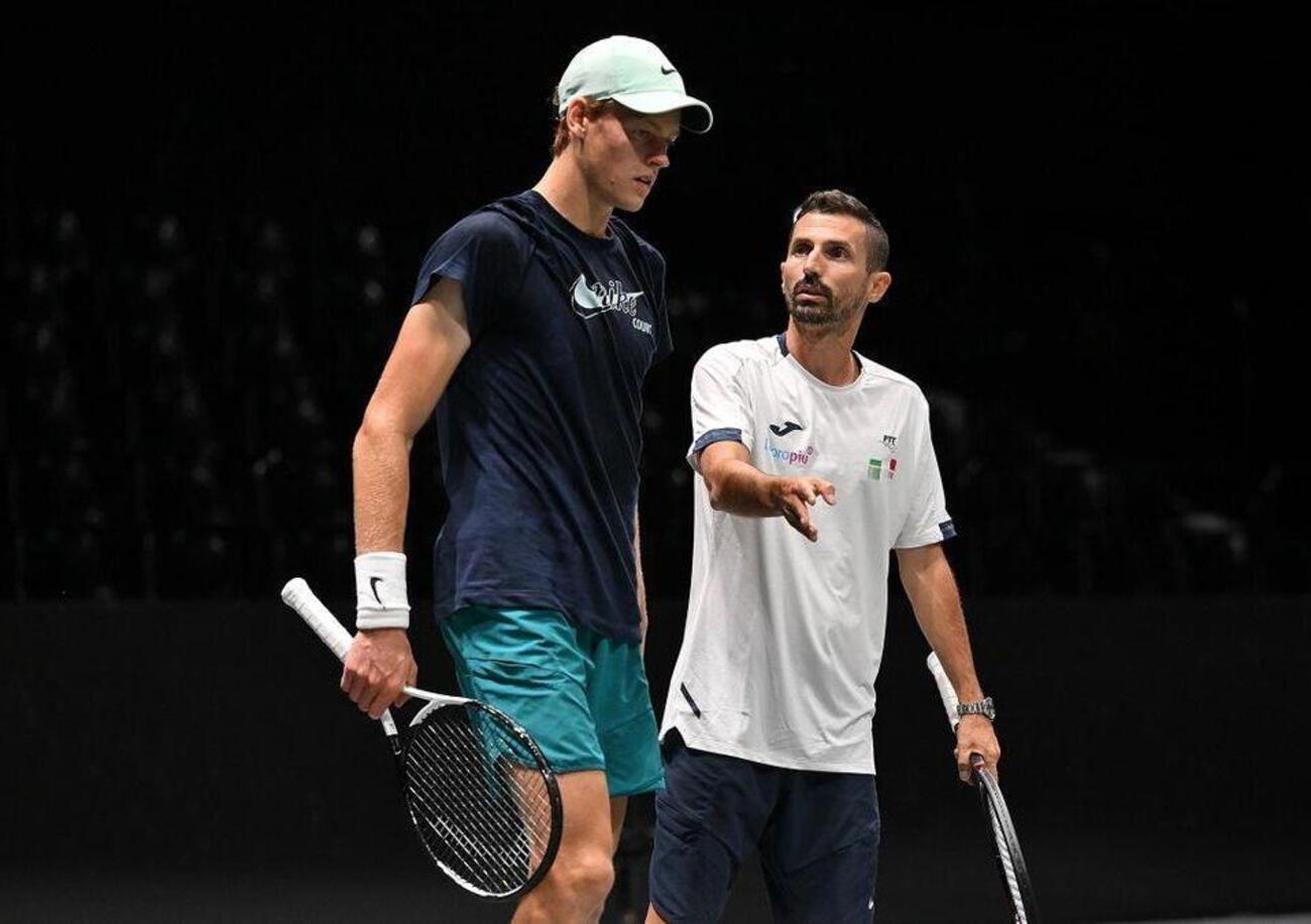 Sinner al Roland Garros? Il primo match &egrave; col gossip: spunta una nuova donna con lui, e quel &ldquo;succhiotto&rdquo; sospetto su cui scherzano Vagnozzi e Cahill&hellip;