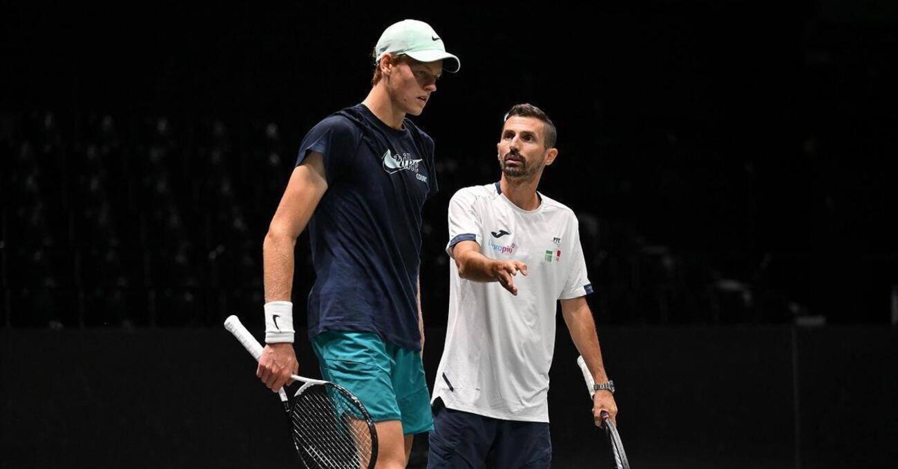 Sinner al Roland Garros? Il primo match &egrave; col gossip: spunta una nuova donna con lui, e quel &ldquo;succhiotto&rdquo; sospetto su cui scherzano Vagnozzi e Cahill&hellip;
