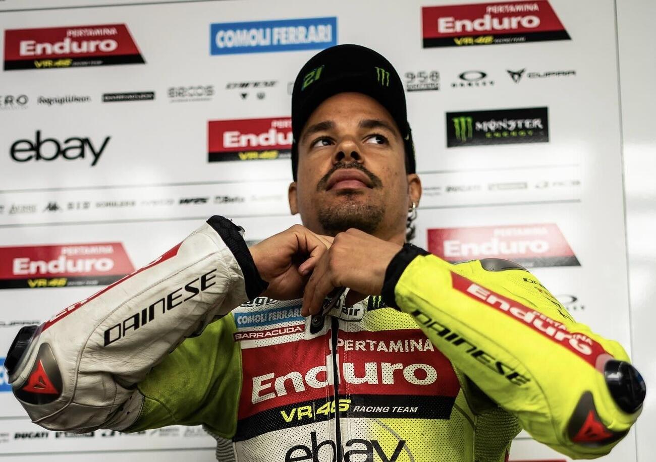 Mettetevi comodi per &quot;200 Domeniche&quot;, il film assurdo sulla Silverstone di Franco Morbidelli: spallate a Marquez, risse passive, olio e una torta al cioccolato