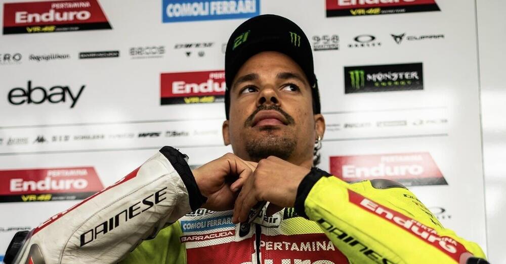 Mettetevi comodi per &quot;200 Domeniche&quot;, il film assurdo sulla Silverstone di Franco Morbidelli: spallate a Marquez, risse passive, olio e una torta al cioccolato