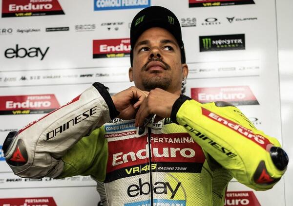 Mettetevi comodi per &quot;200 Domeniche&quot;, il film assurdo sulla Silverstone di Franco Morbidelli: spallate a Marquez, risse passive, olio e una torta al cioccolato