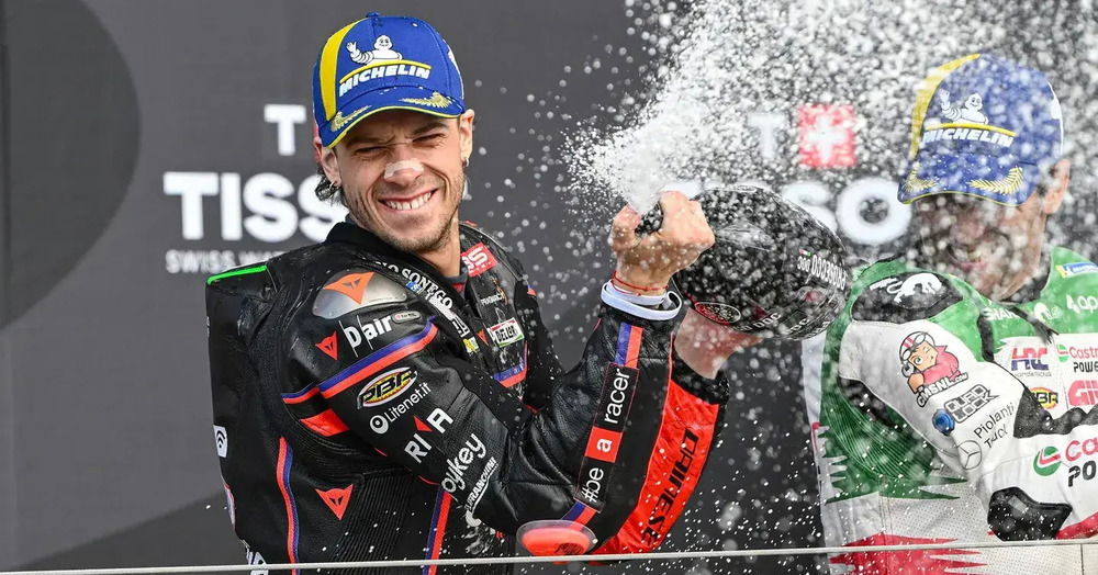 PUNK&rsquo;S NOT DEAD: Marco Bezzecchi fa ER PUMA a Silverstone col casco di Sid Vicious e non &egrave; solo una risposta a Mart&iacute;n: &ldquo;Perch&eacute; smettere adesso?&rdquo;