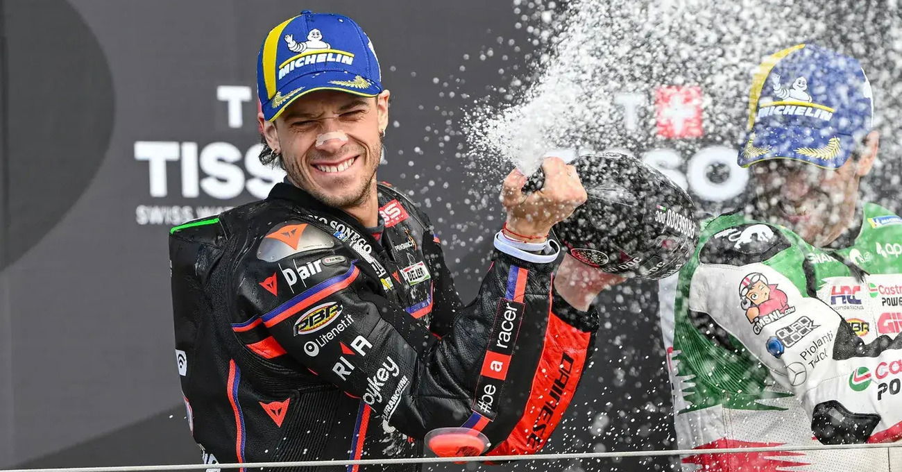 PUNK&rsquo;S NOT DEAD: Marco Bezzecchi fa ER PUMA a Silverstone col casco di Sid Vicious e non &egrave; solo una risposta a Mart&iacute;n: &ldquo;Perch&eacute; smettere adesso?&rdquo;