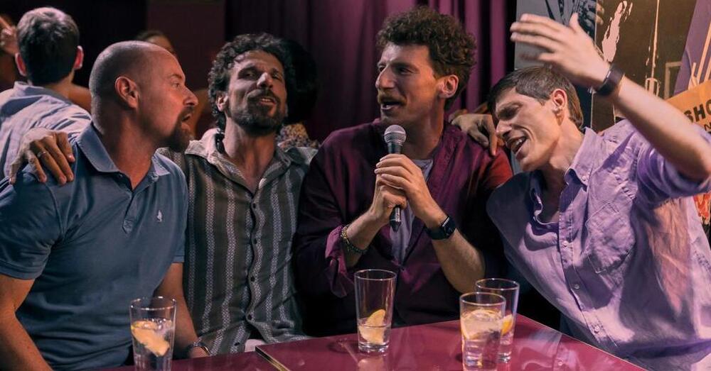 Abbiamo visto Maschi veri su Netflix, ma com&rsquo;&egrave;? Un&rsquo;occasione mancata. Ma perch&eacute; le serie italiane non riescono mai raccontare il presente? 
