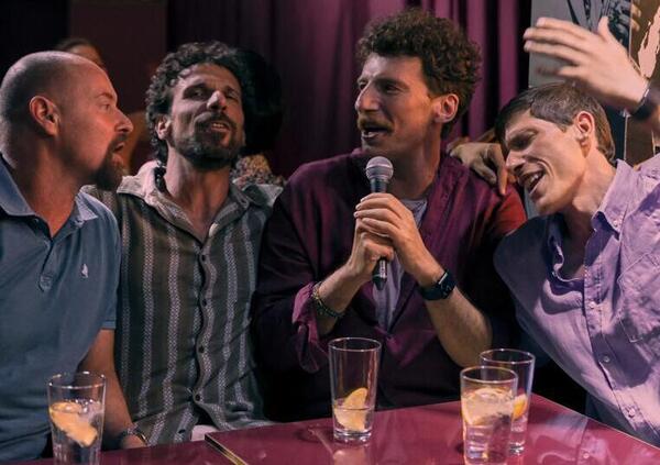 Abbiamo visto Maschi veri su Netflix, ma com&rsquo;&egrave;? Un&rsquo;occasione mancata. Ma perch&eacute; le serie italiane non riescono mai raccontare il presente? 