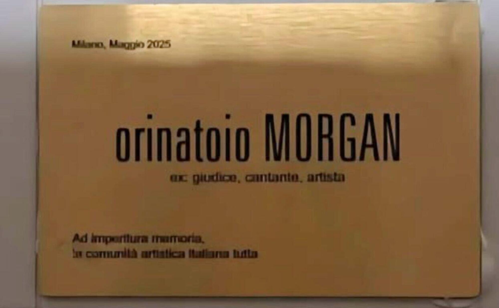 La targa apparsa al Festival MI Ami nel bagno delle donne