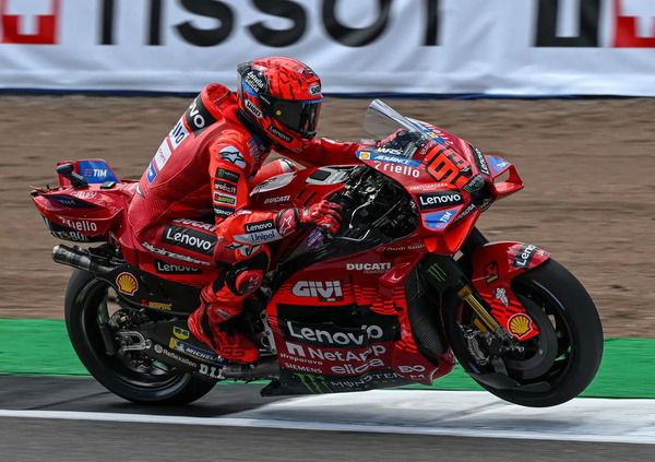 Il vento in MotoGP sta cambiando, Marc Marquez mette le mani avanti: &quot;Ho avuto c*lo&quot;. L&#039;avete mai visto inca*zato come a Silverstone?