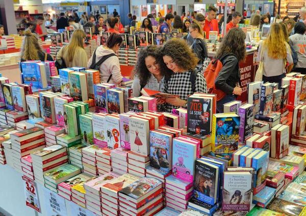 Che cos&#039;&egrave; diventato il Salone del libro di Torino? Un &quot;mostro&quot; che contiene di tutto. Che cosa rimarr&agrave; dell&#039;edizione 2025? Niente. Chi esulta? Soltanto kebabbari e taxisti...